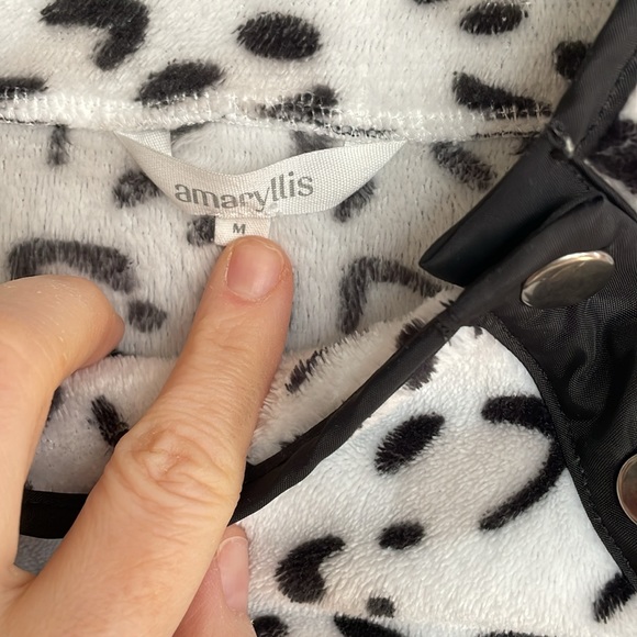 Amaryllis Tunic Length White Leopard Fleece Medium Top VGUC - Picture 4 of 4